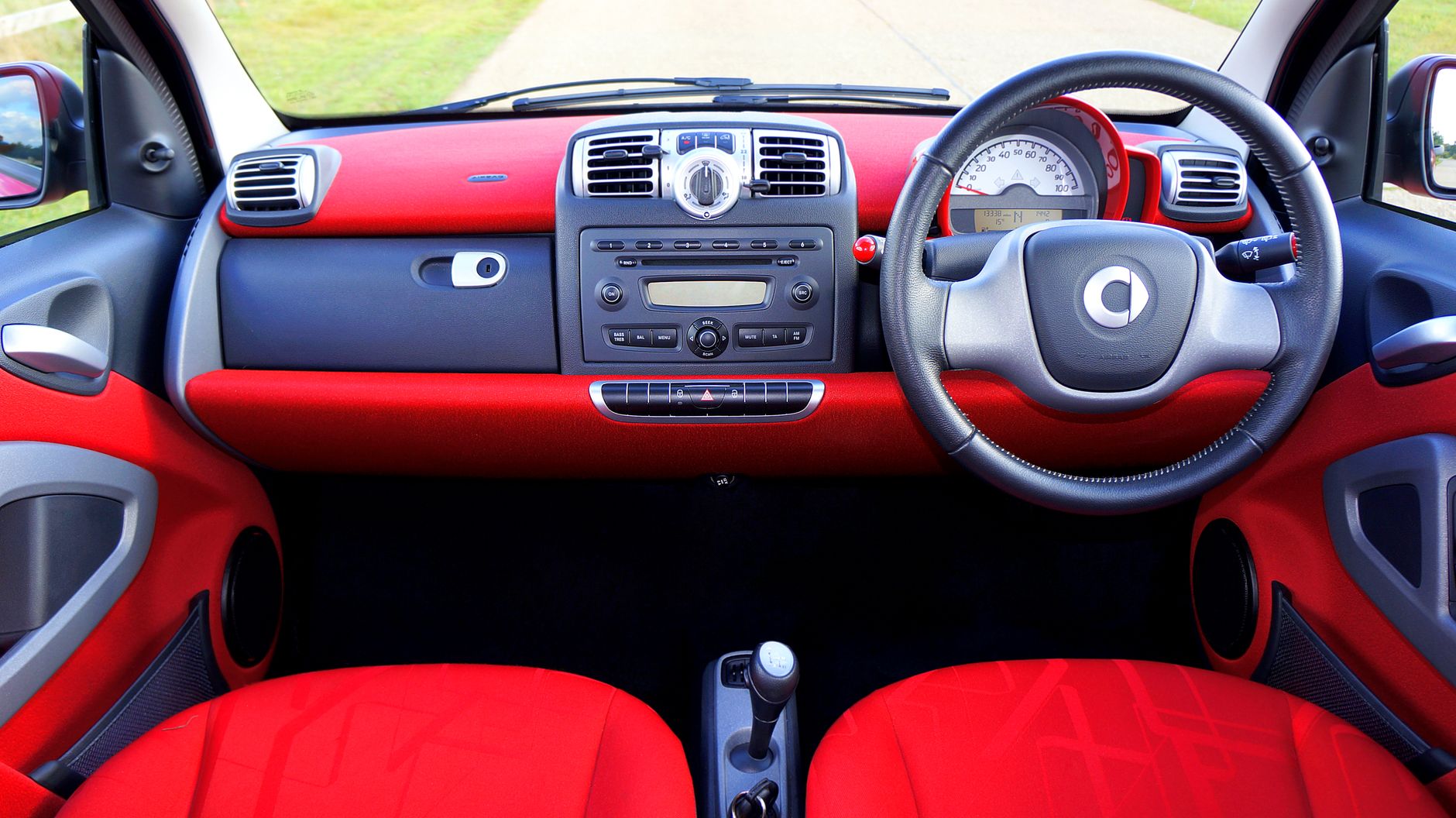 Painel de sedan com sistema de navegação