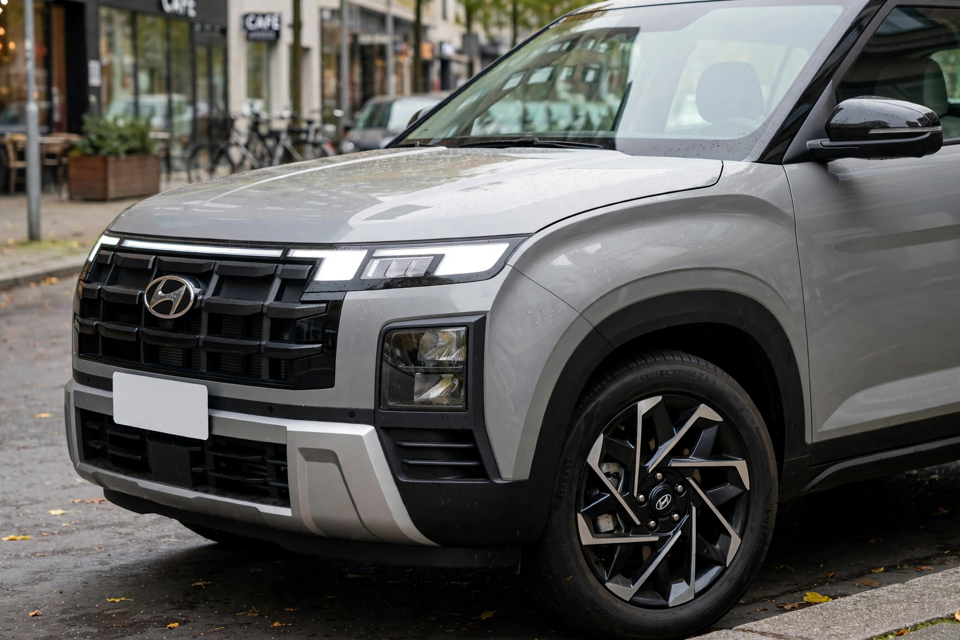 Hyundai Creta prata estacionado em rua urbana de Jaci