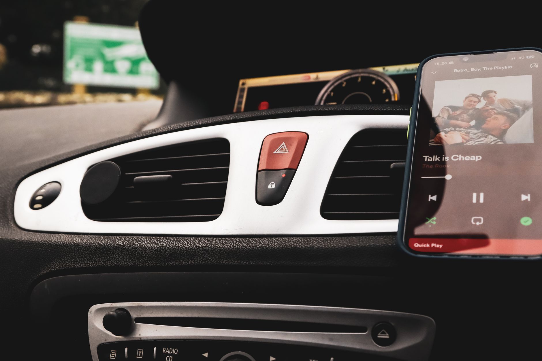 Painel do Renault Kwid mostrando computador de bordo