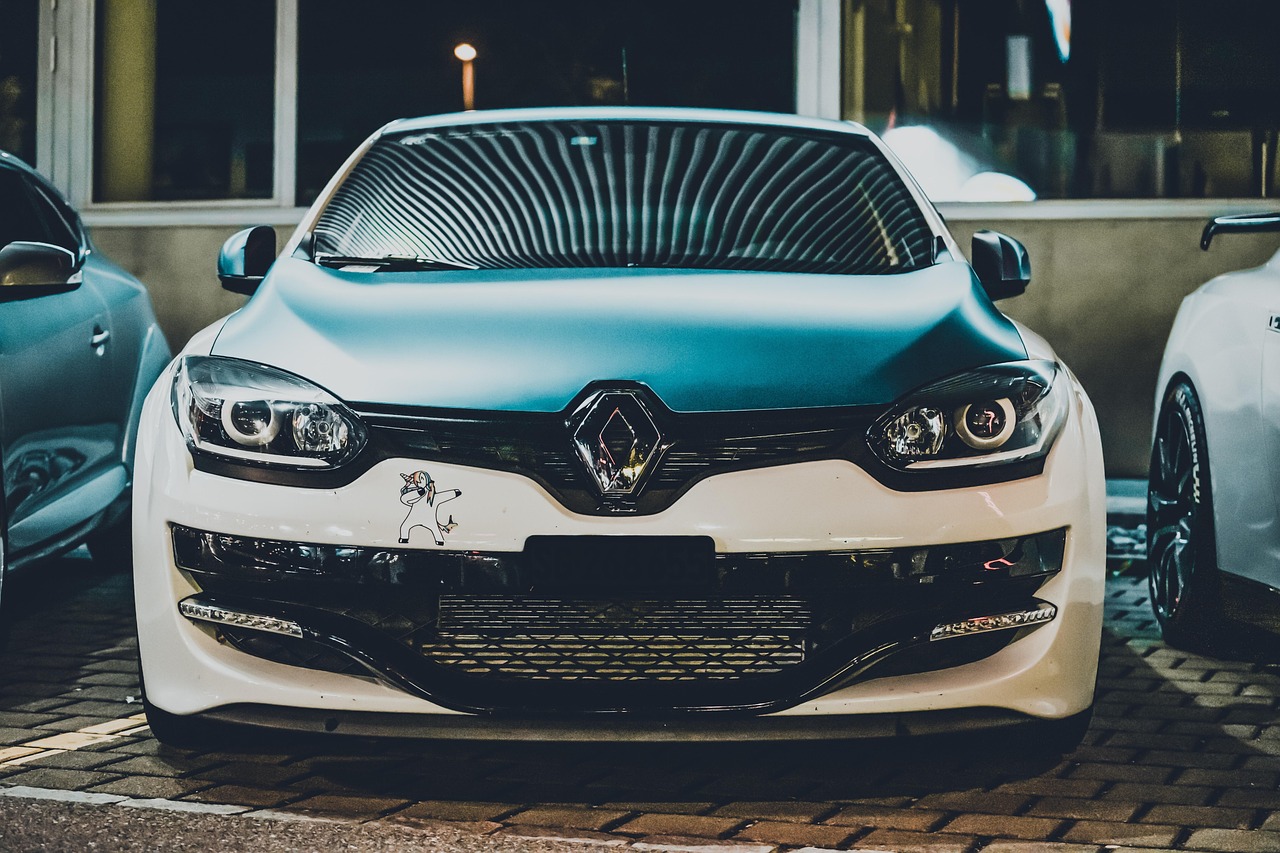 Renault Kwid vermelho estacionado na rua em Rio Preto