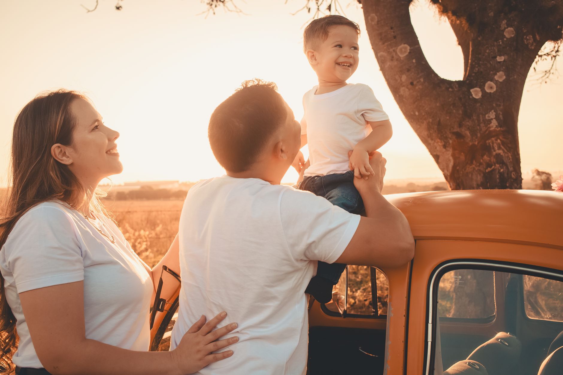 Família feliz com seu SUV seminovo adquirido na Stilo Veículos