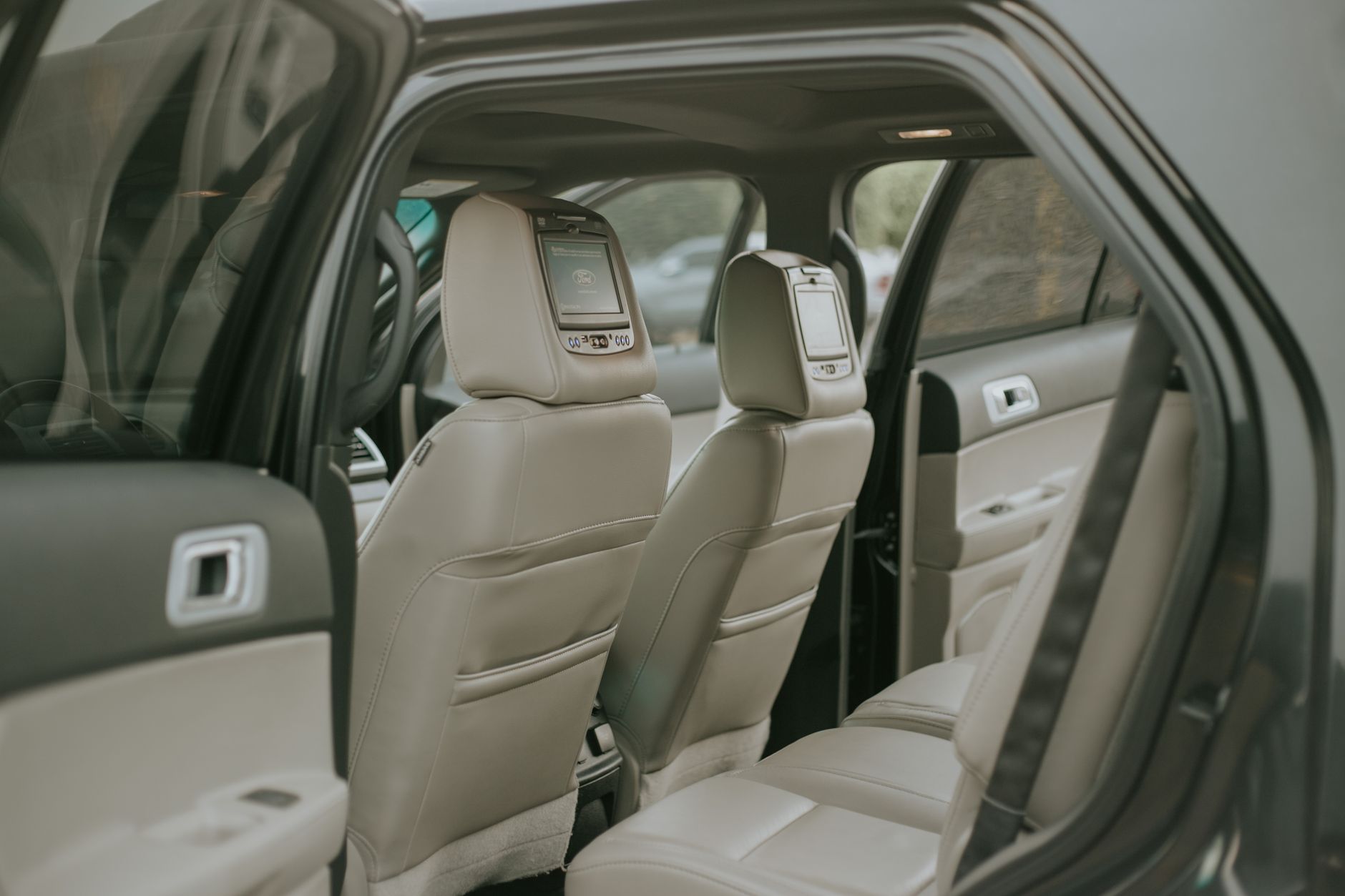 Interior de SUV com família