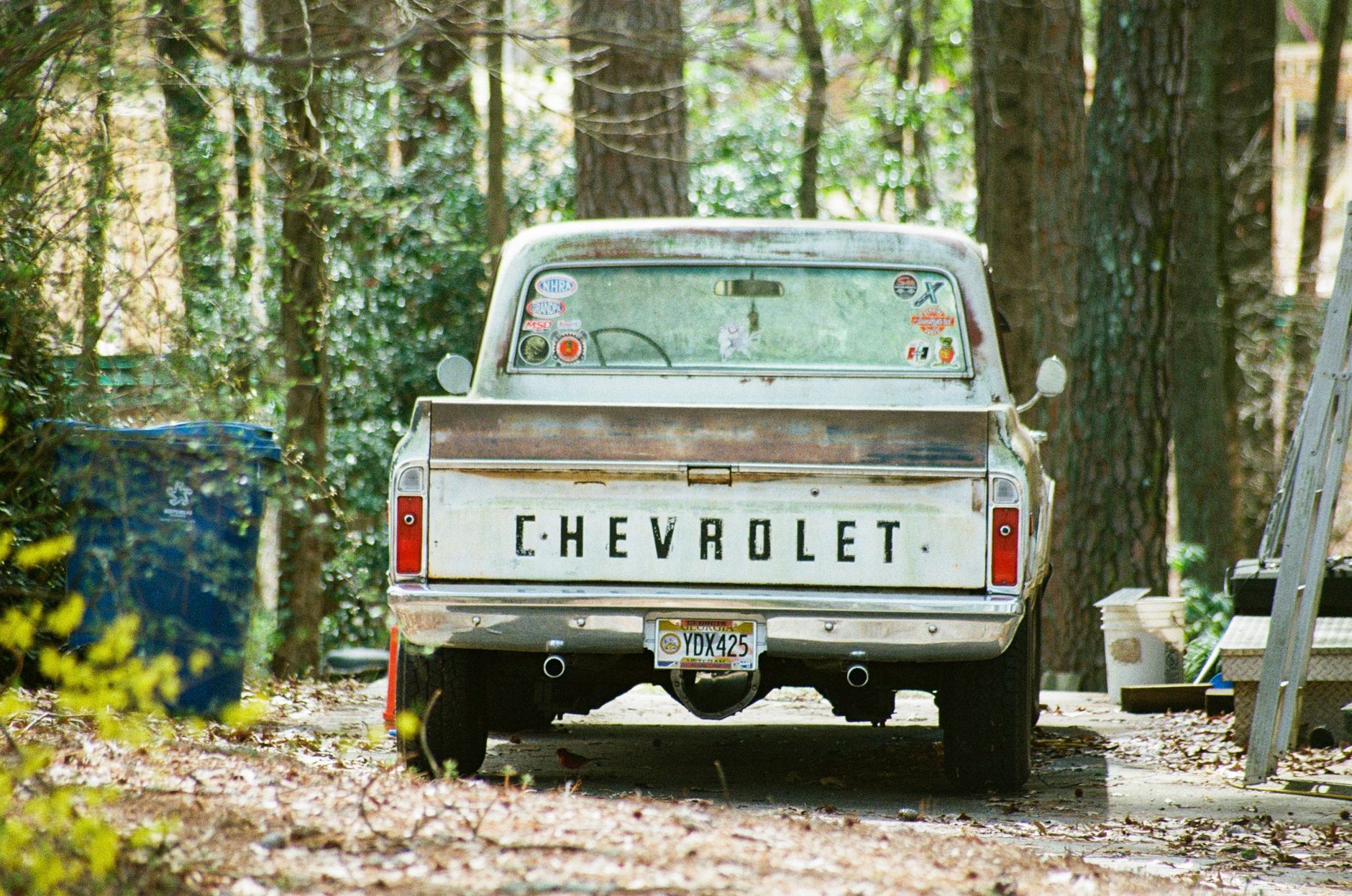 Chevrolet S10 com documentos de seguro sobre o capô
