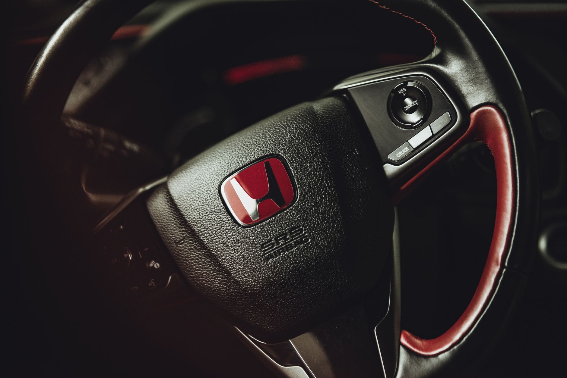 Painel de instrumentos do Honda HR-V com luzes de advertência