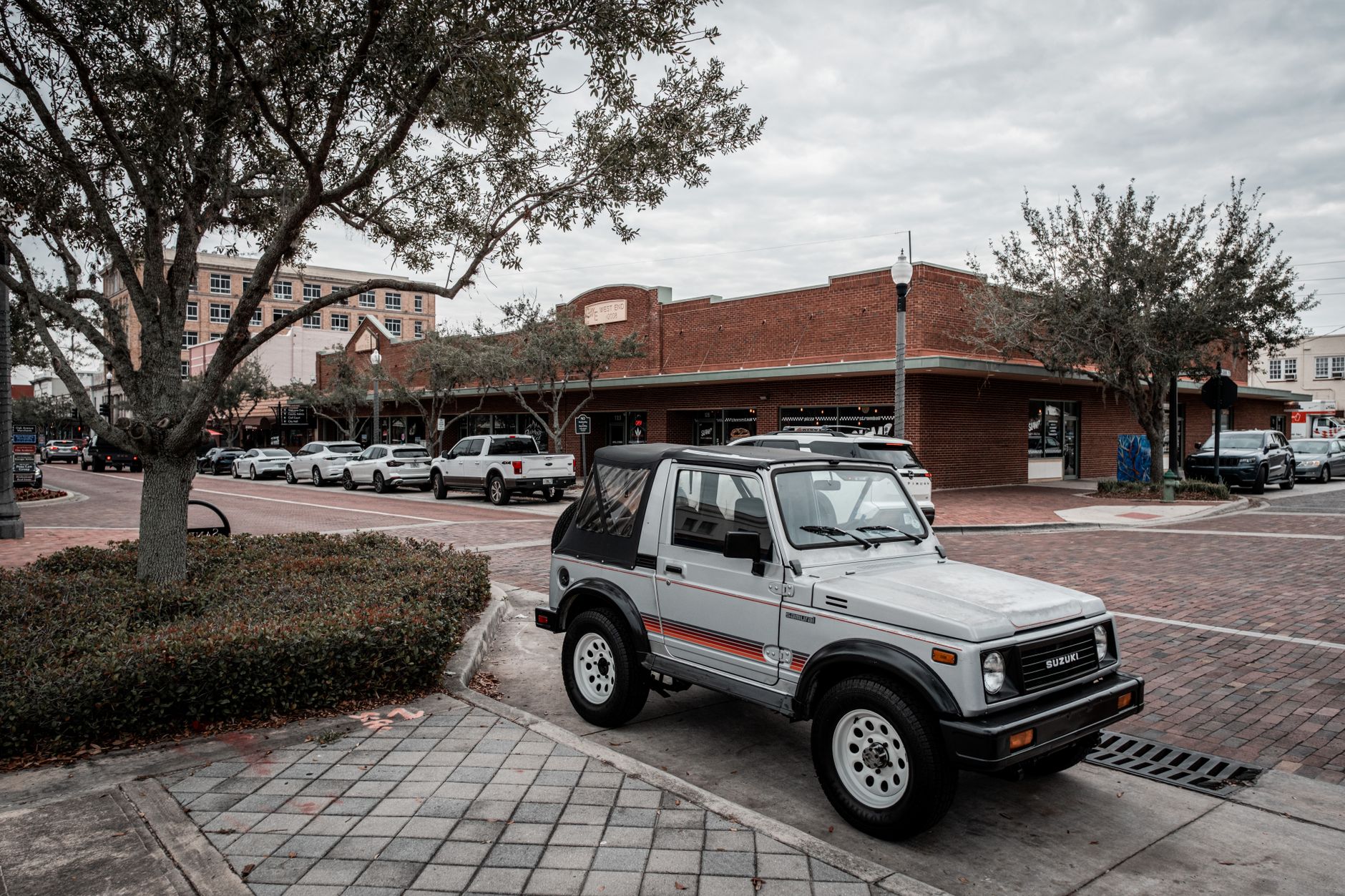 SUV estacionado em área urbana