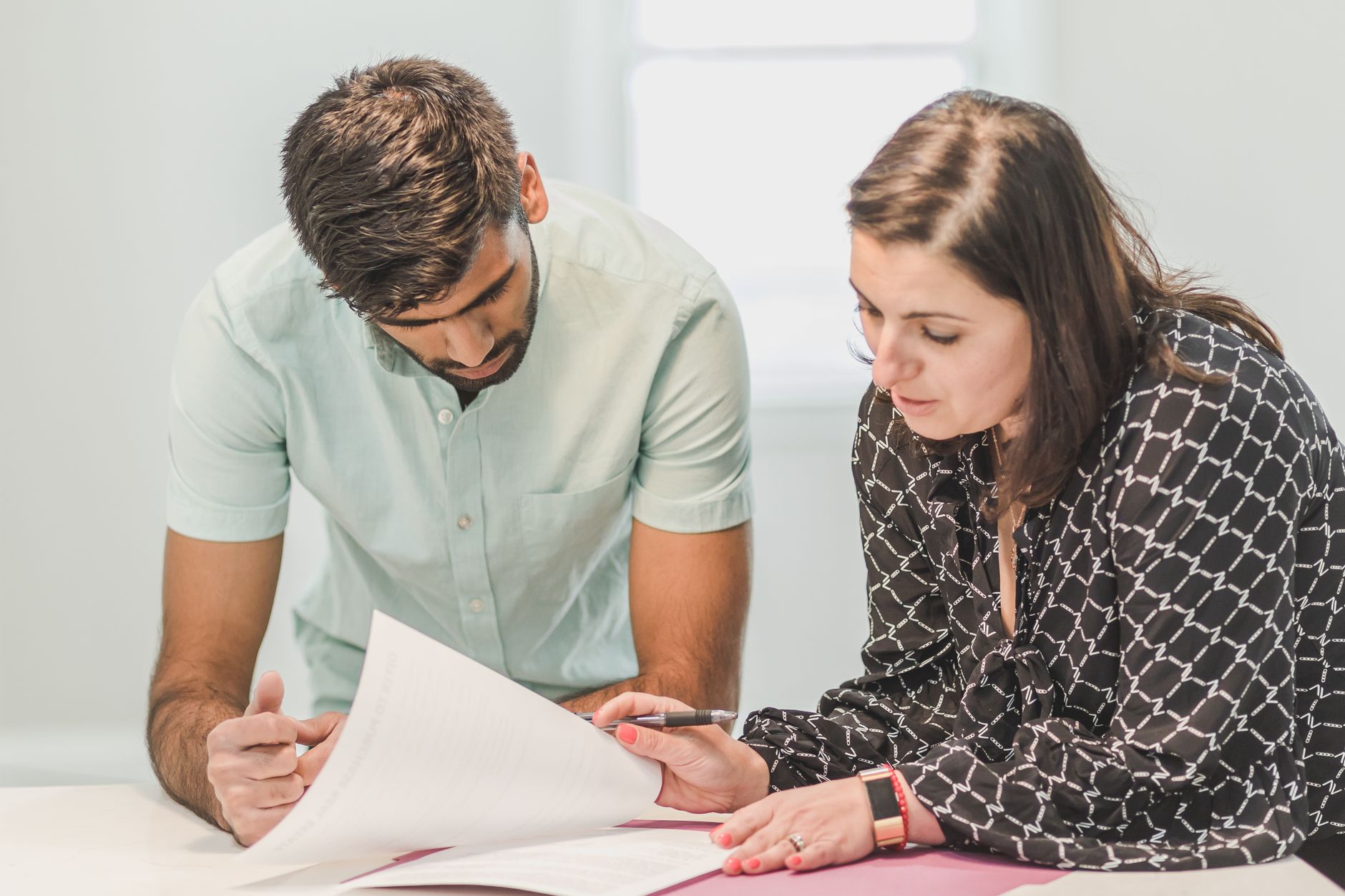 Cliente assinando documentos de financiamento de carro