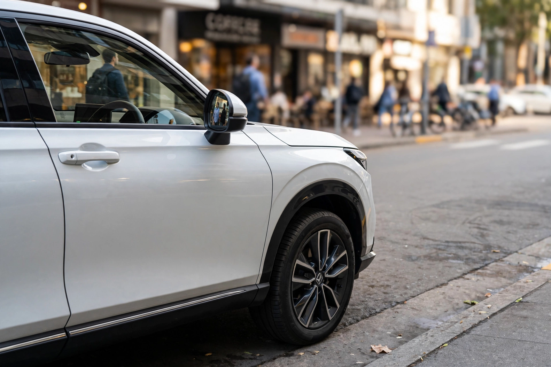 Honda HR-V branco estacionado em rua urbana