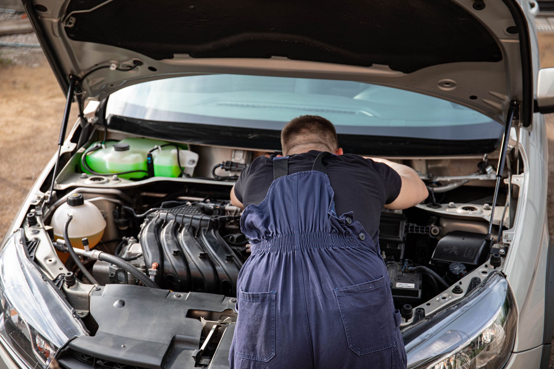Mecânico verificando motor de carro seminovo
