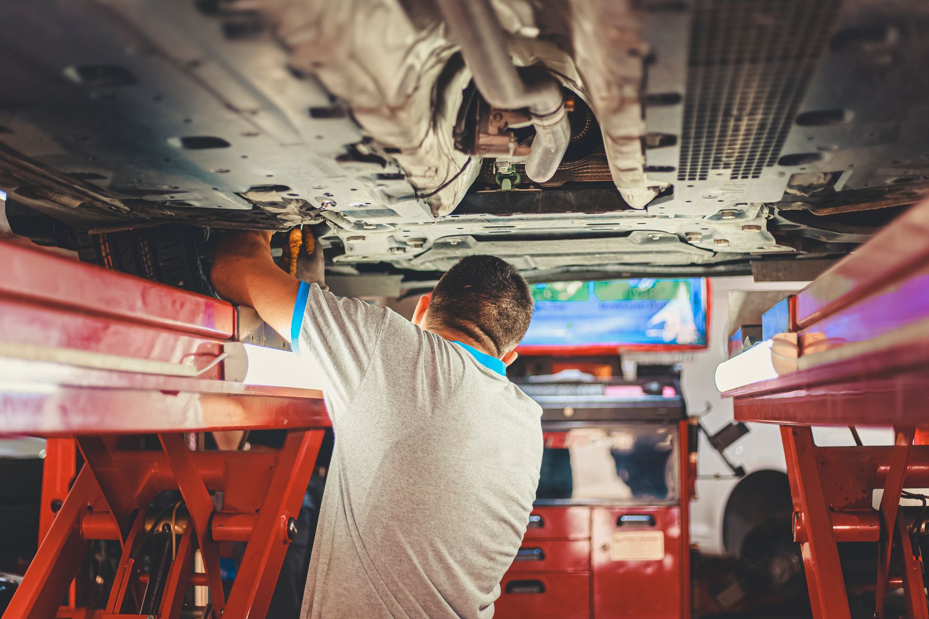 Mecânico profissional fazendo vistoria detalhada no motor do Fiat Toro