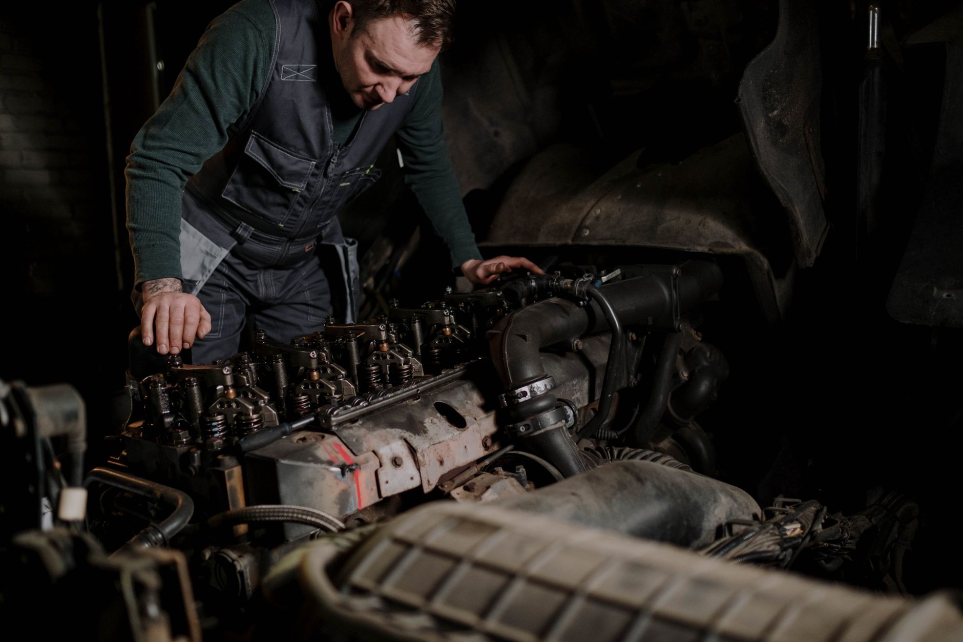 Mecânico inspecionando motor do Hyundai Tucson
