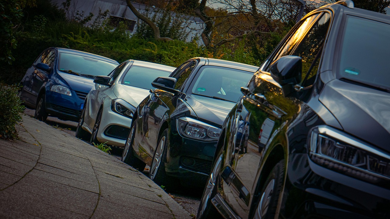 Carros populares usados estacionados em fileira