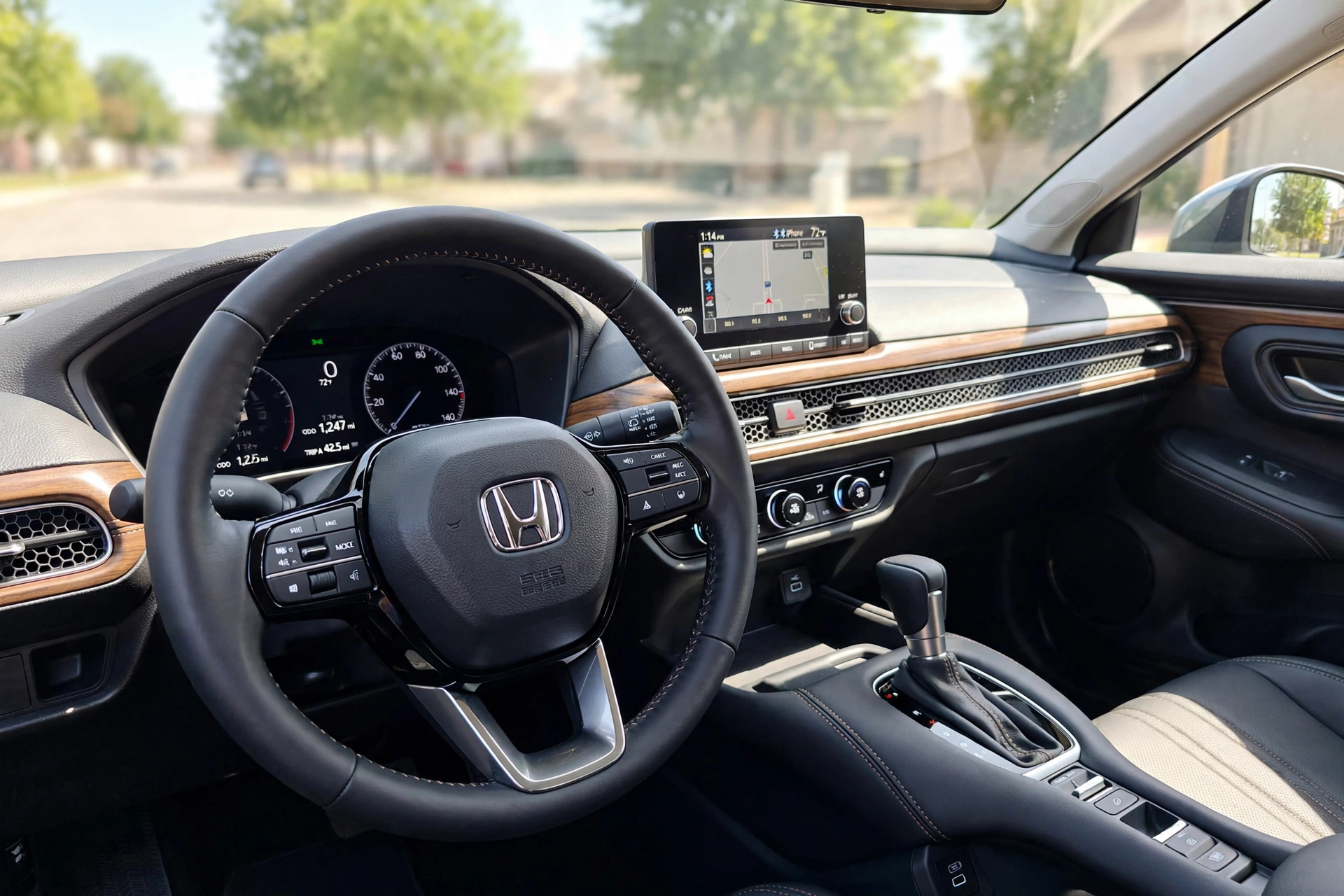Detalhes do painel e acabamento interno de um Honda HR-V de luxo