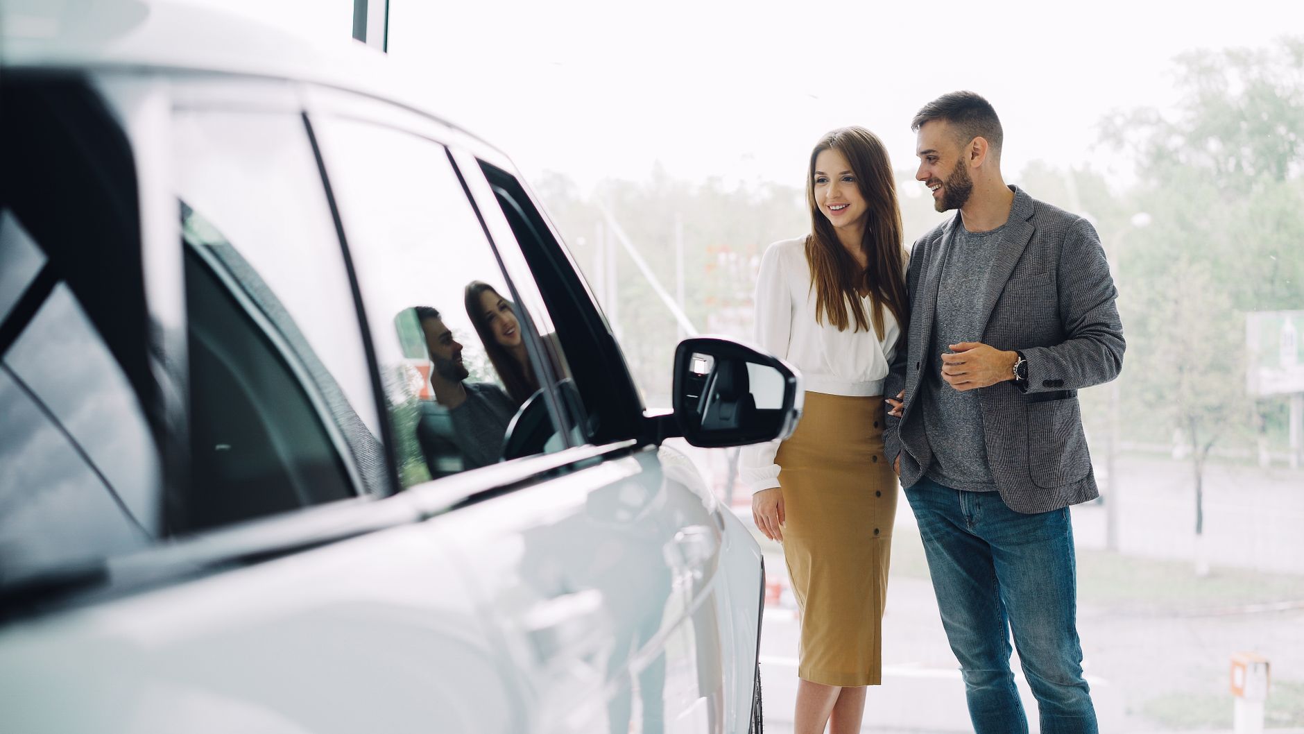 Família feliz com carro usado adquirido na Stilo Veículos