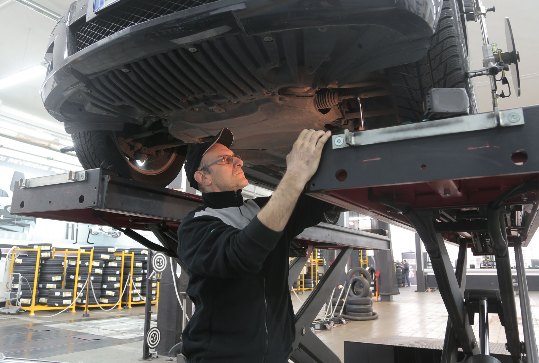 Mecânico verificando óleo do motor de carro seminovo