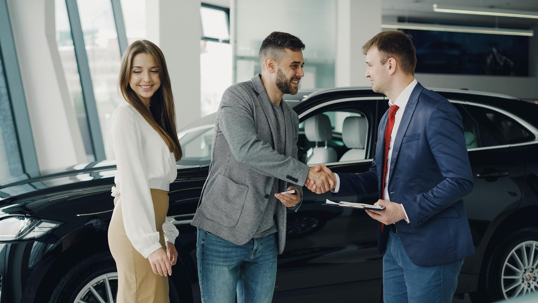 Cliente assinando contrato de troca com troco Ford Ka