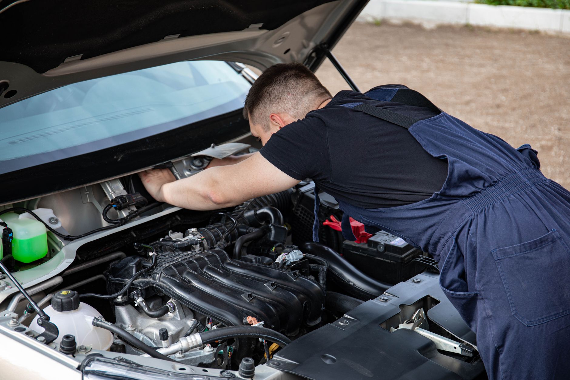 Mecânico realizando vistoria detalhada em SUV seminovo