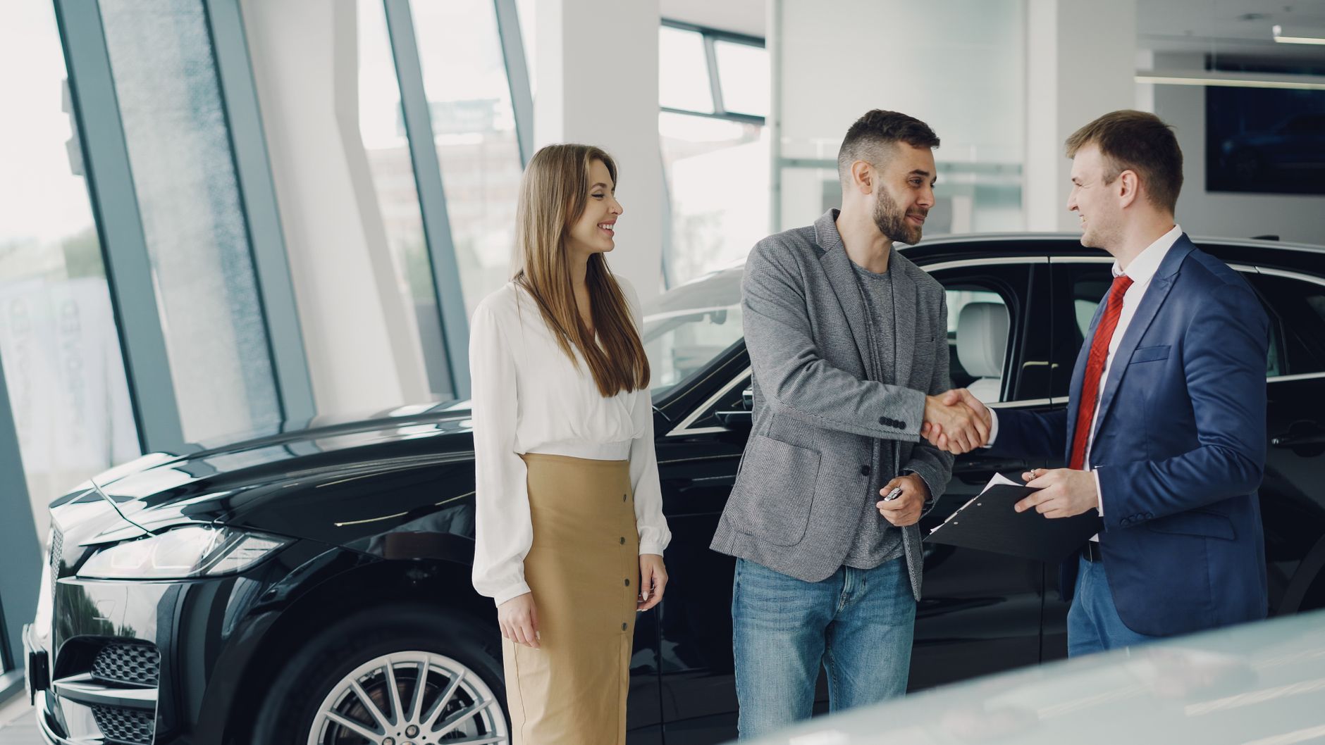 Mecânico profissional inspecionando uma caminhonete SUV seminova na Portal Seminovos Rio Preto