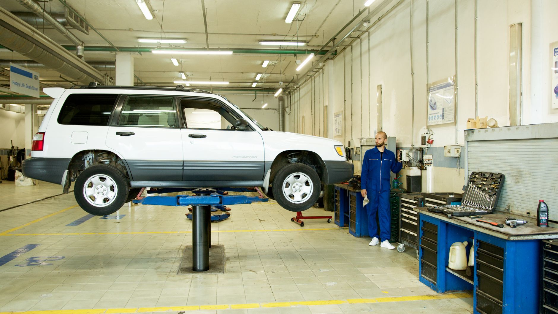 Mecânico inspecionando motor do Toyota Yaris