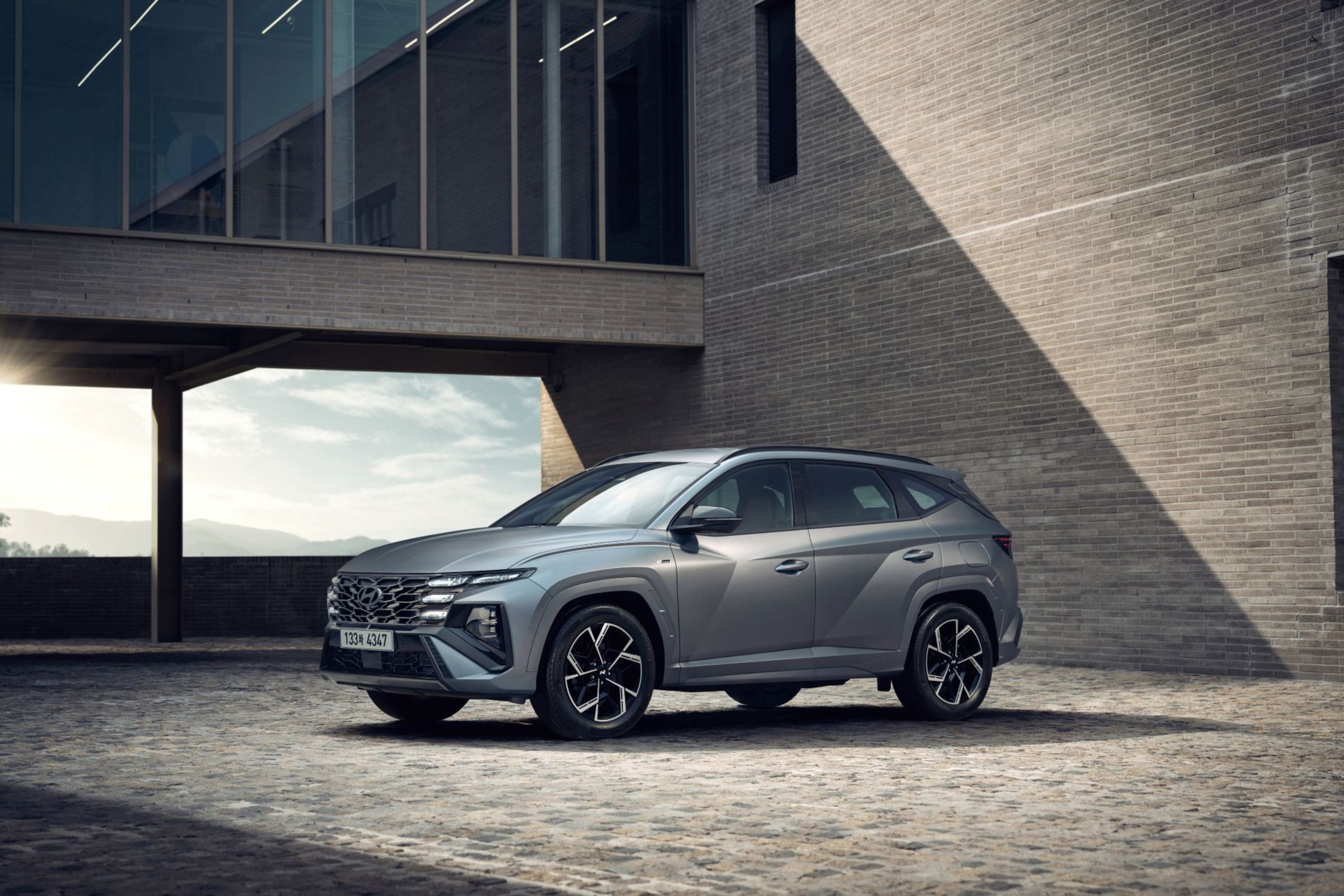 Hyundai Tucson 2026 na cor prata estacionado em Rio Preto