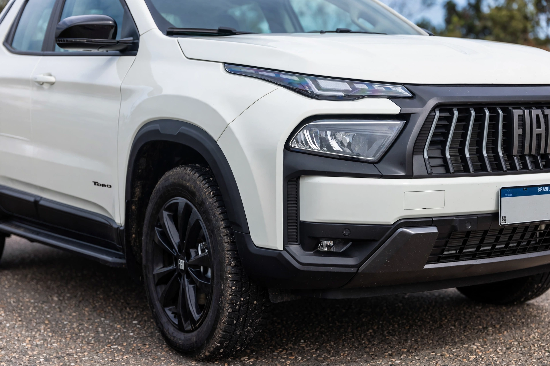 Fiat Toro seminova branca em estrada de Bady Bassitt