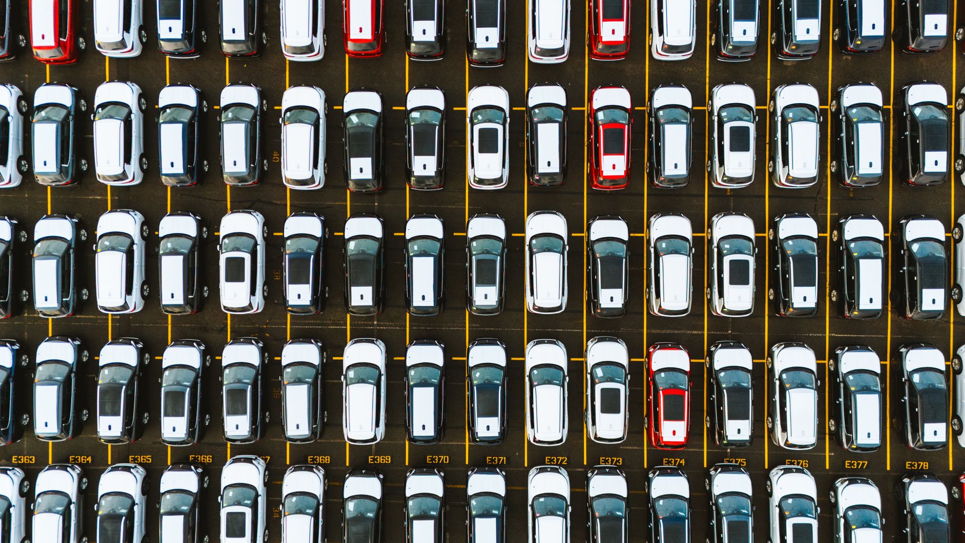 Volkswagen Gol branco estacionado em Rio Preto