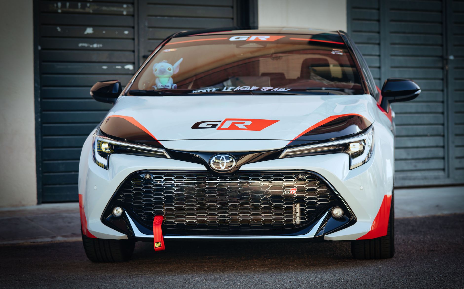 Toyota Corolla 2022 estacionado em frente à concessionária