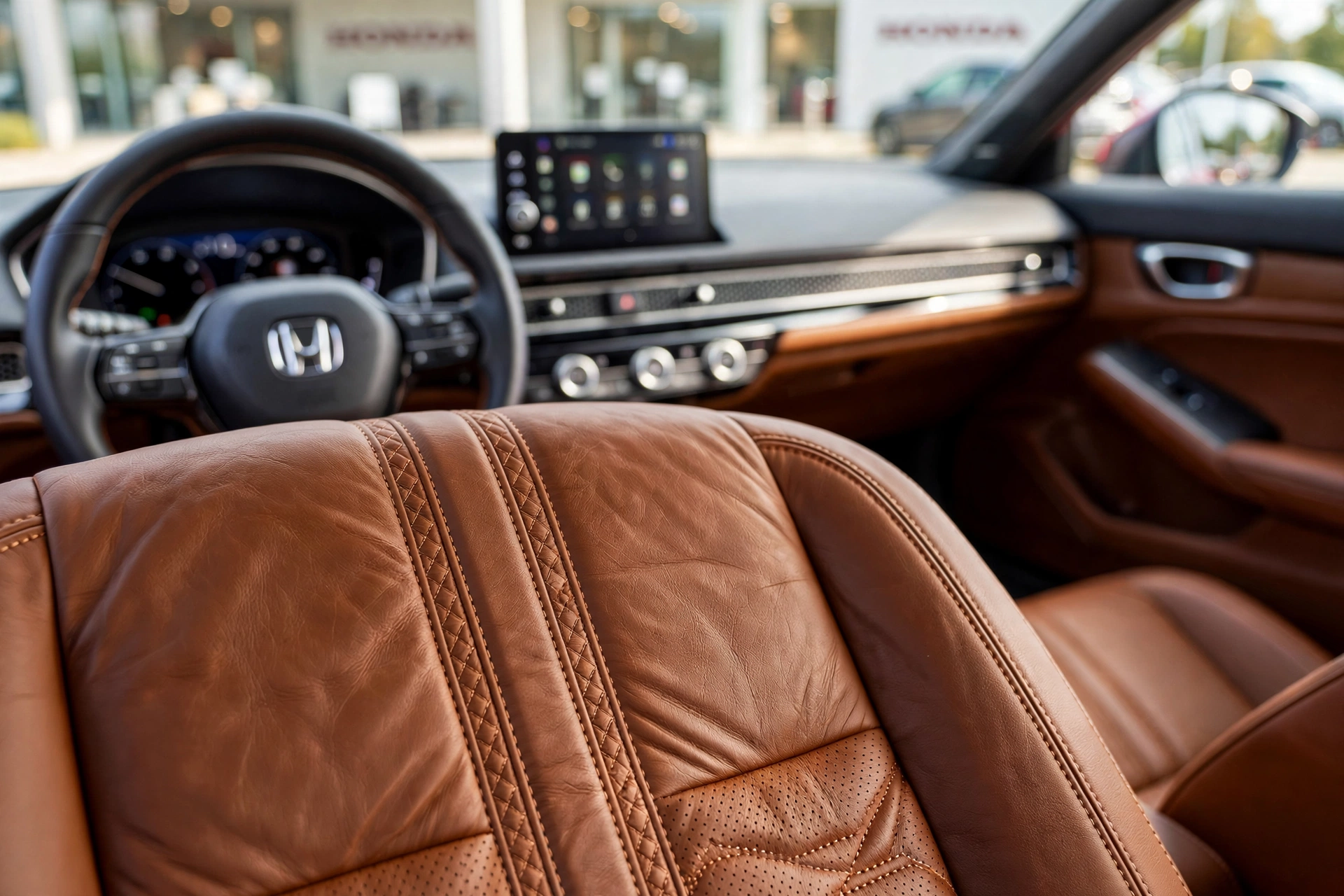 Interior de Honda Civic com bancos de couro e painel moderno