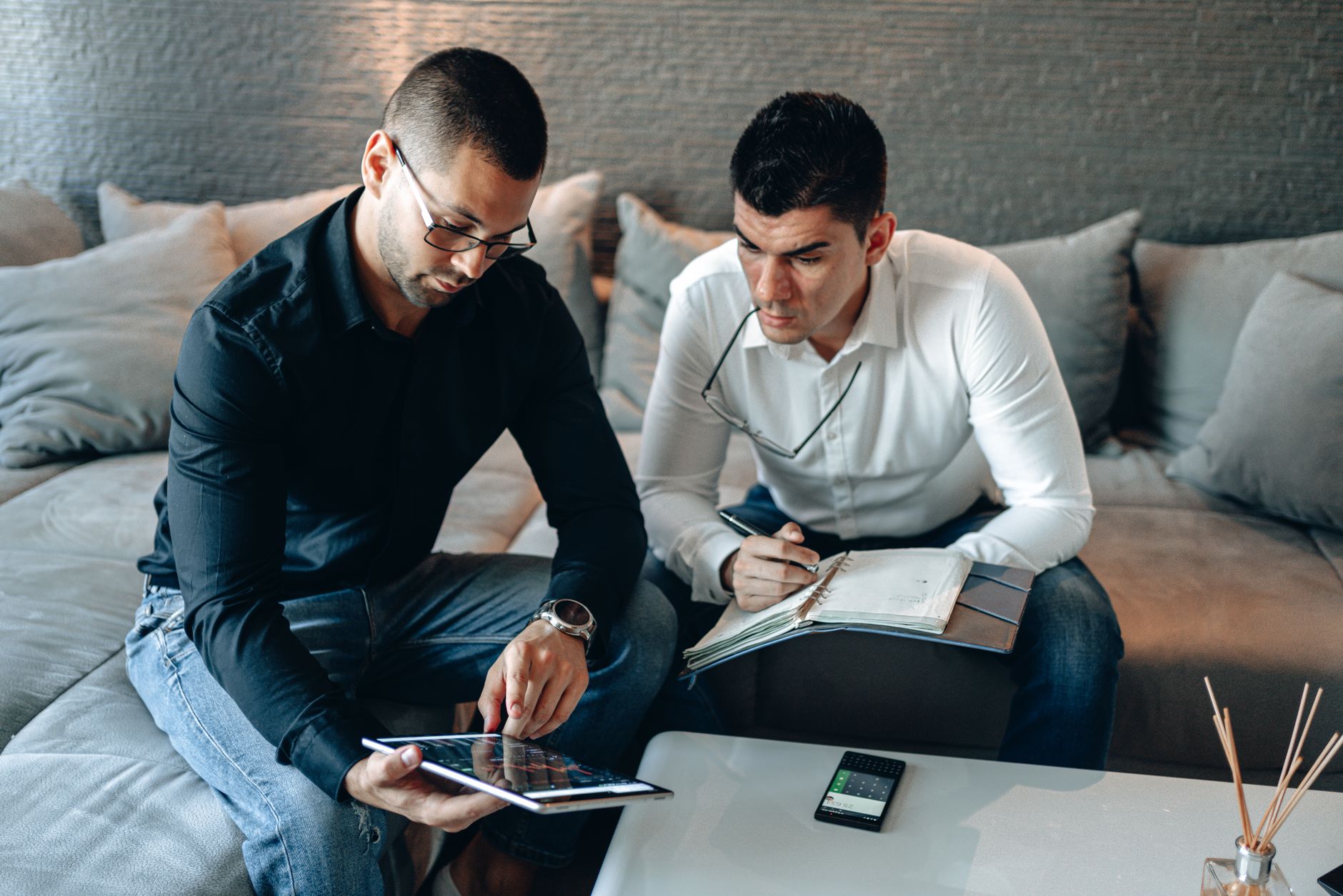 Consultor financeiro mostrando opções de pagamento na Stilo