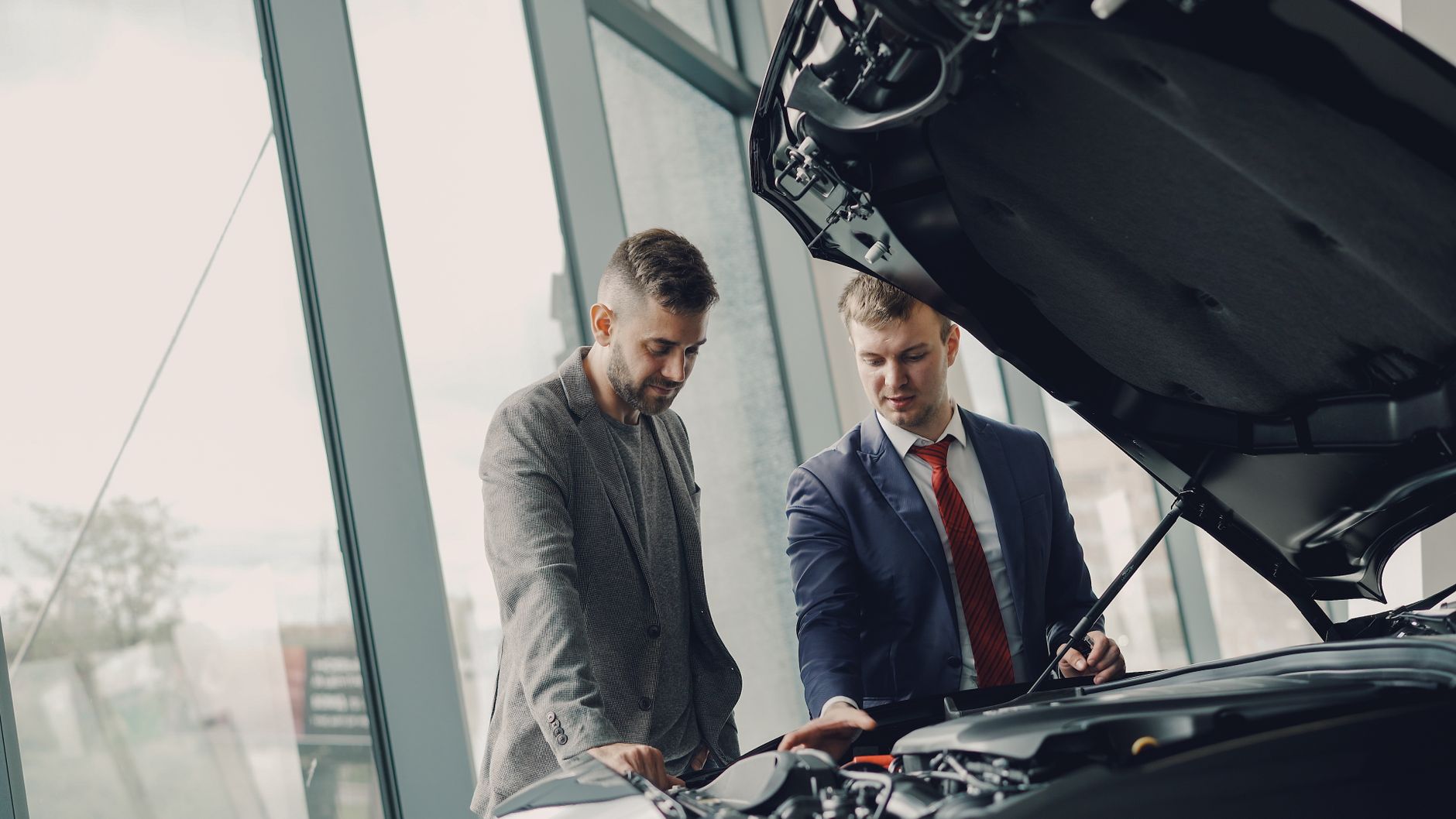 Família inspecionando interior de SUV 7 lugares