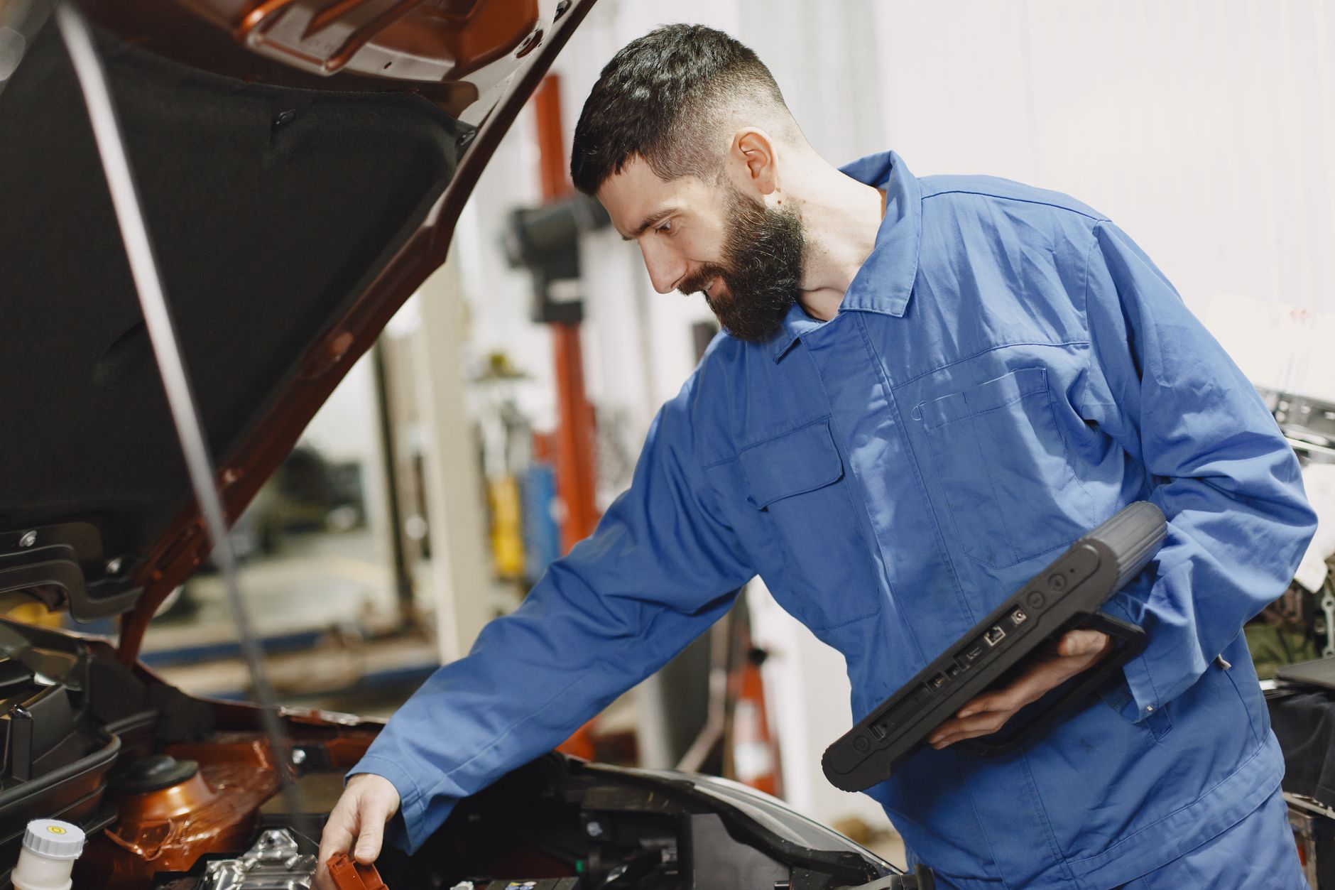 Mecânico inspecionando fluido da transmissão automática