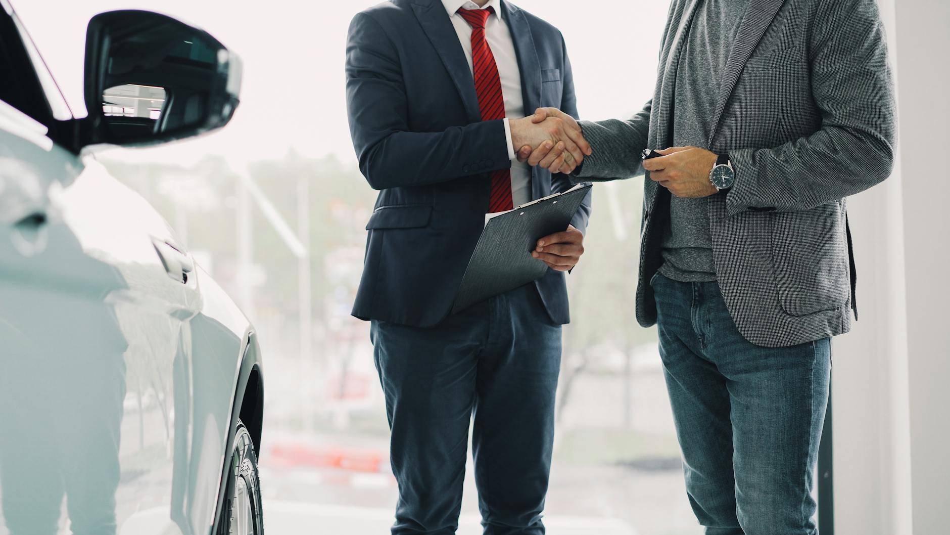 Cliente assinando contrato de troca com troco Chevrolet Onix