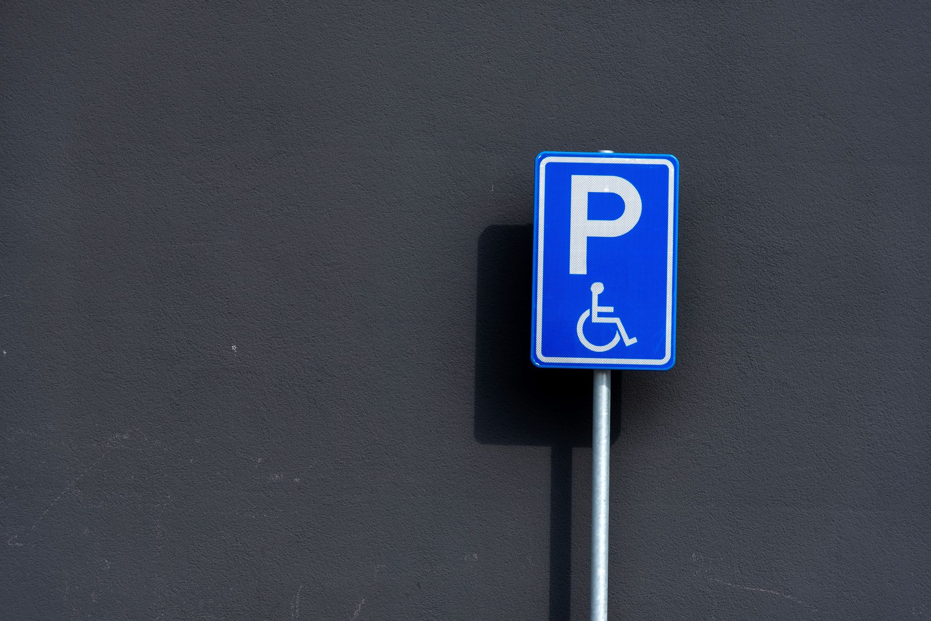 Carro adaptado para PCD estacionado em vaga preferencial