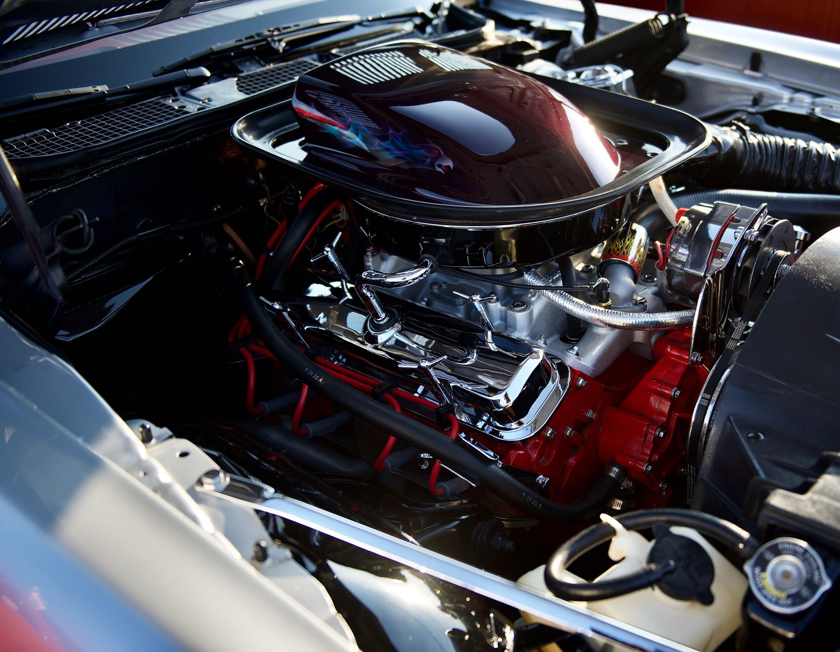 Mecânico especializado realizando vistoria em motor de sedan
