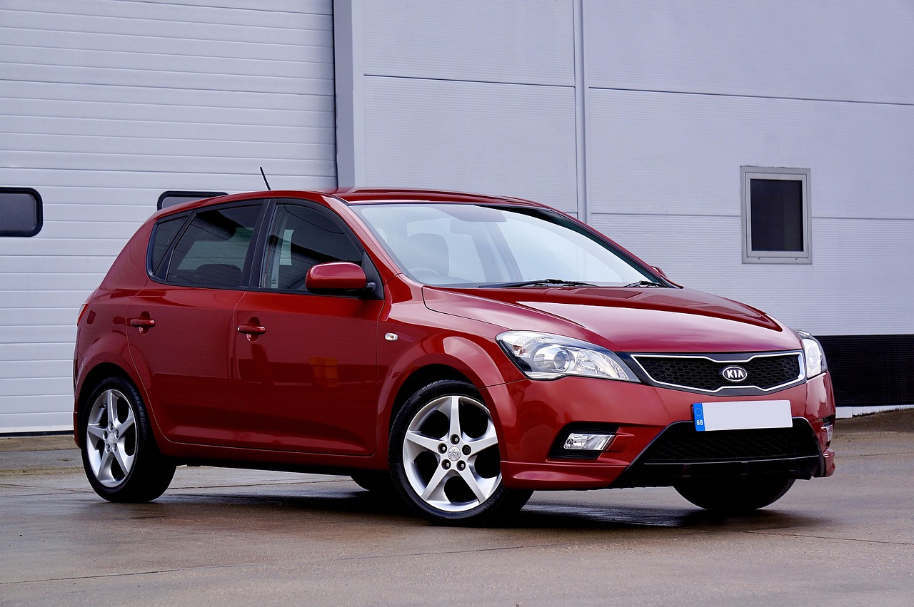 Mecânico inspecionando carro hatch usado