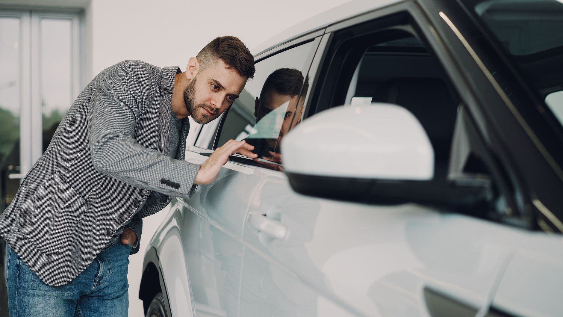 Mecânico inspecionando motor de carro usado