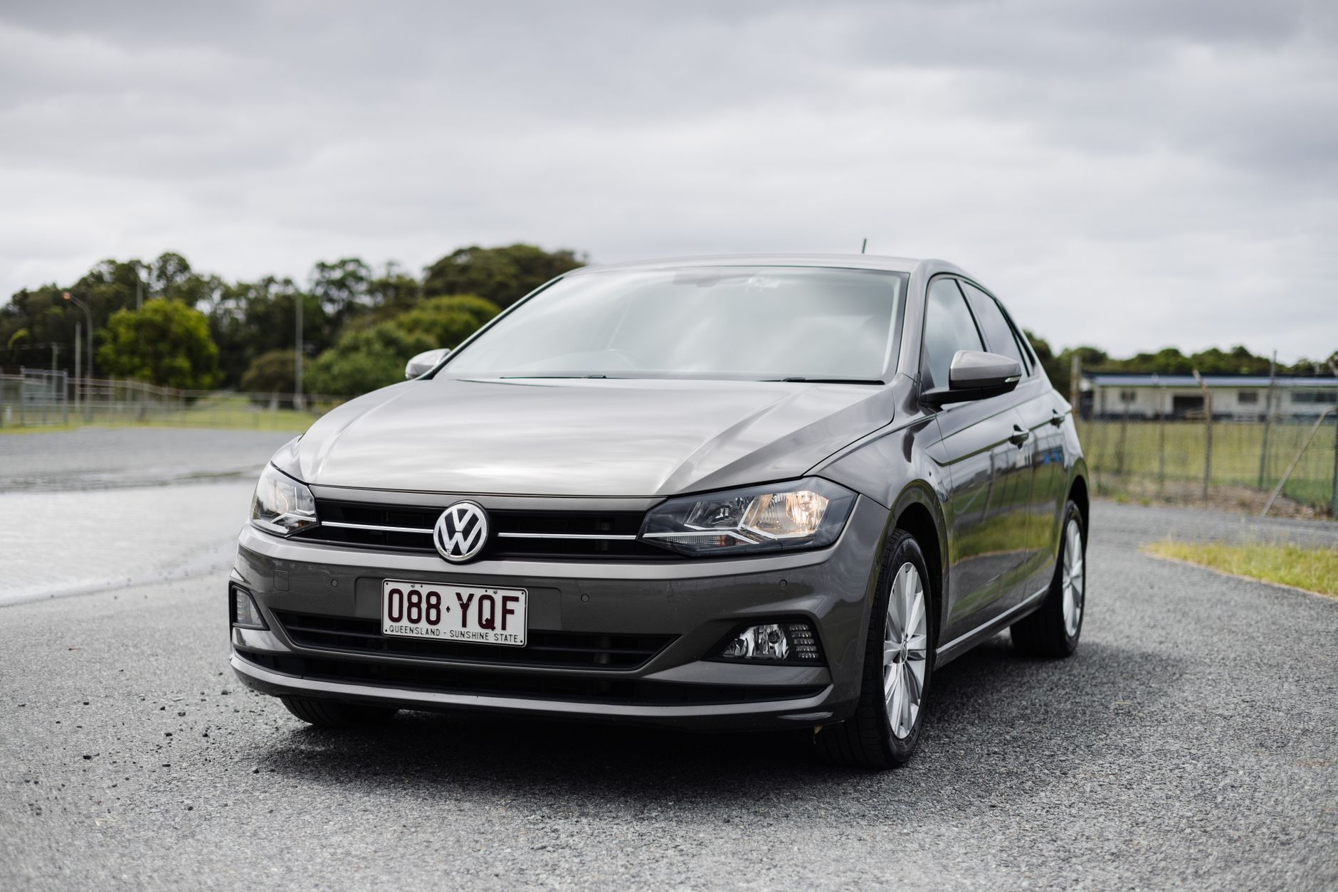Volkswagen Polo estacionado em garagem fechada