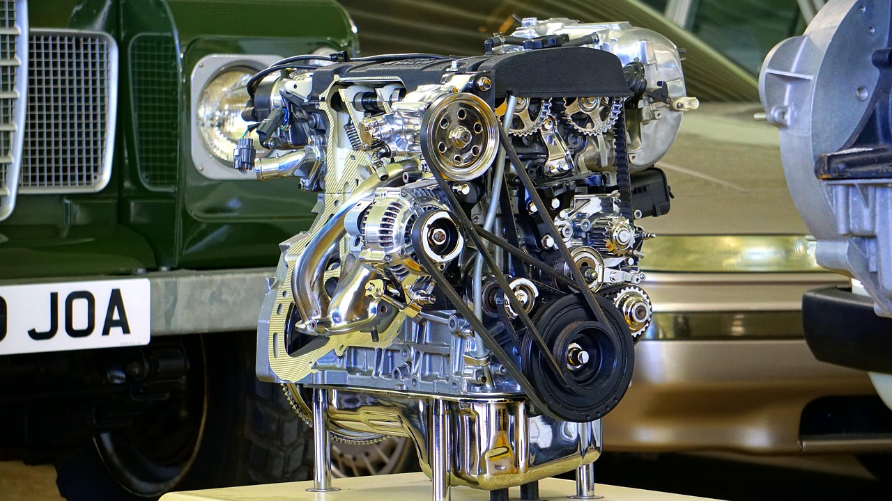 Mecânico inspecionando motor de carro em oficina