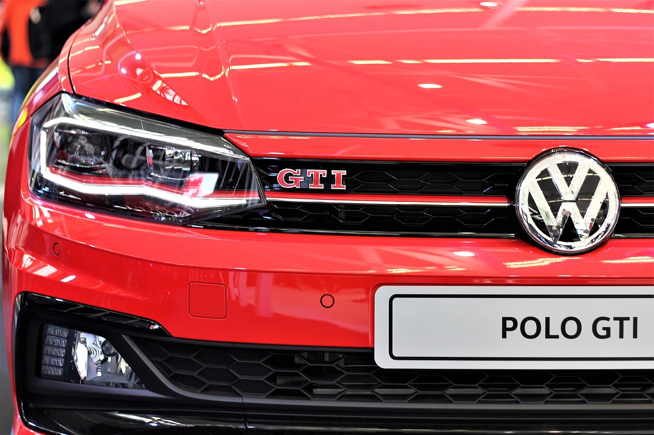 Volkswagen Polo estacionado na rua