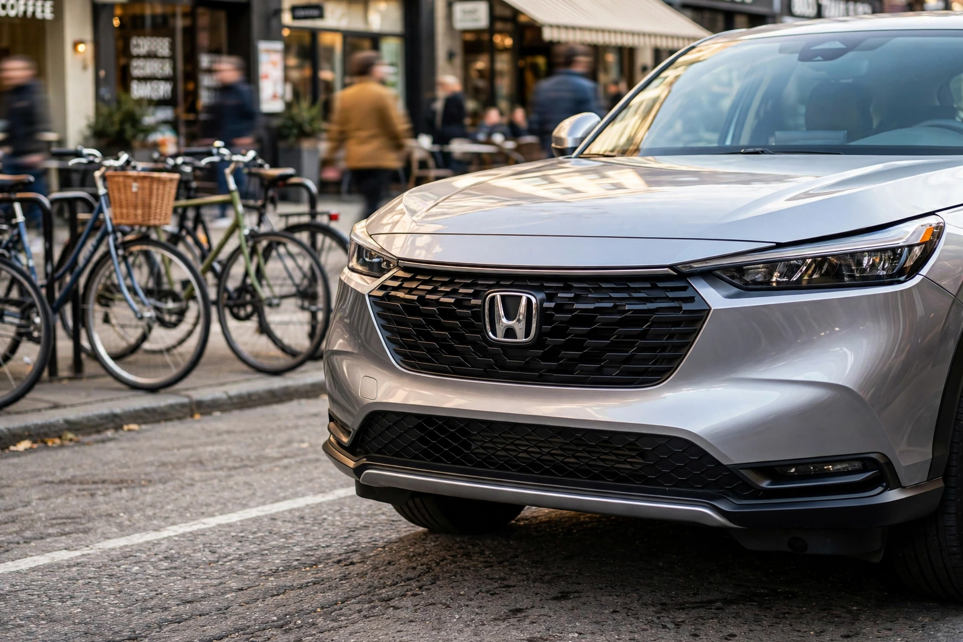 Honda HR-V prata estacionado em rua urbana de Tanabi
