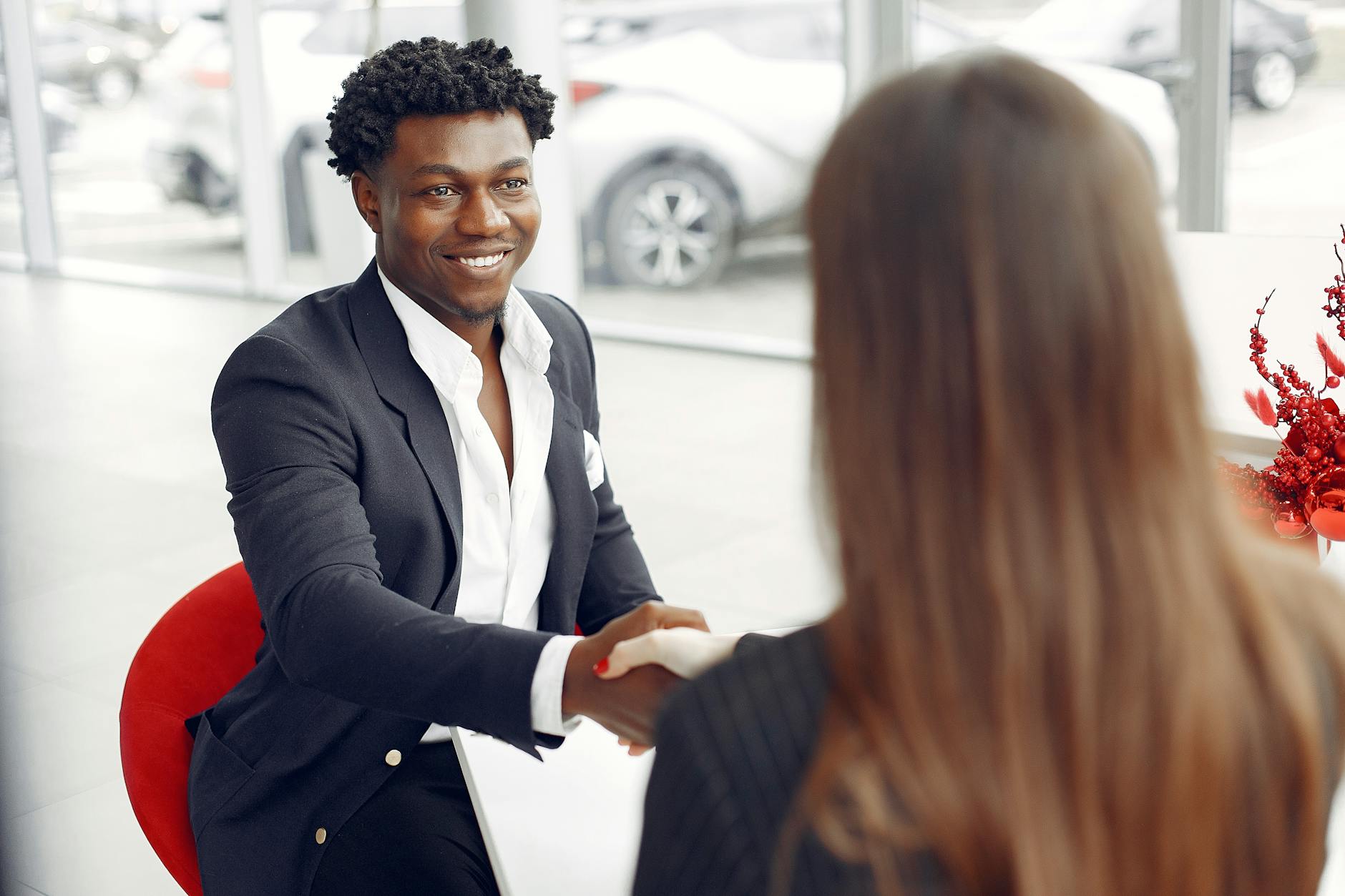 Cliente assinando contrato de troca com troco Chevrolet S10