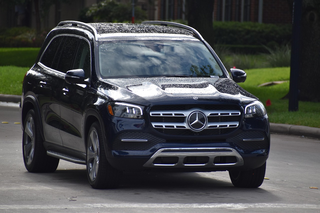 Família ao lado de SUV seminovo em Nova Granada