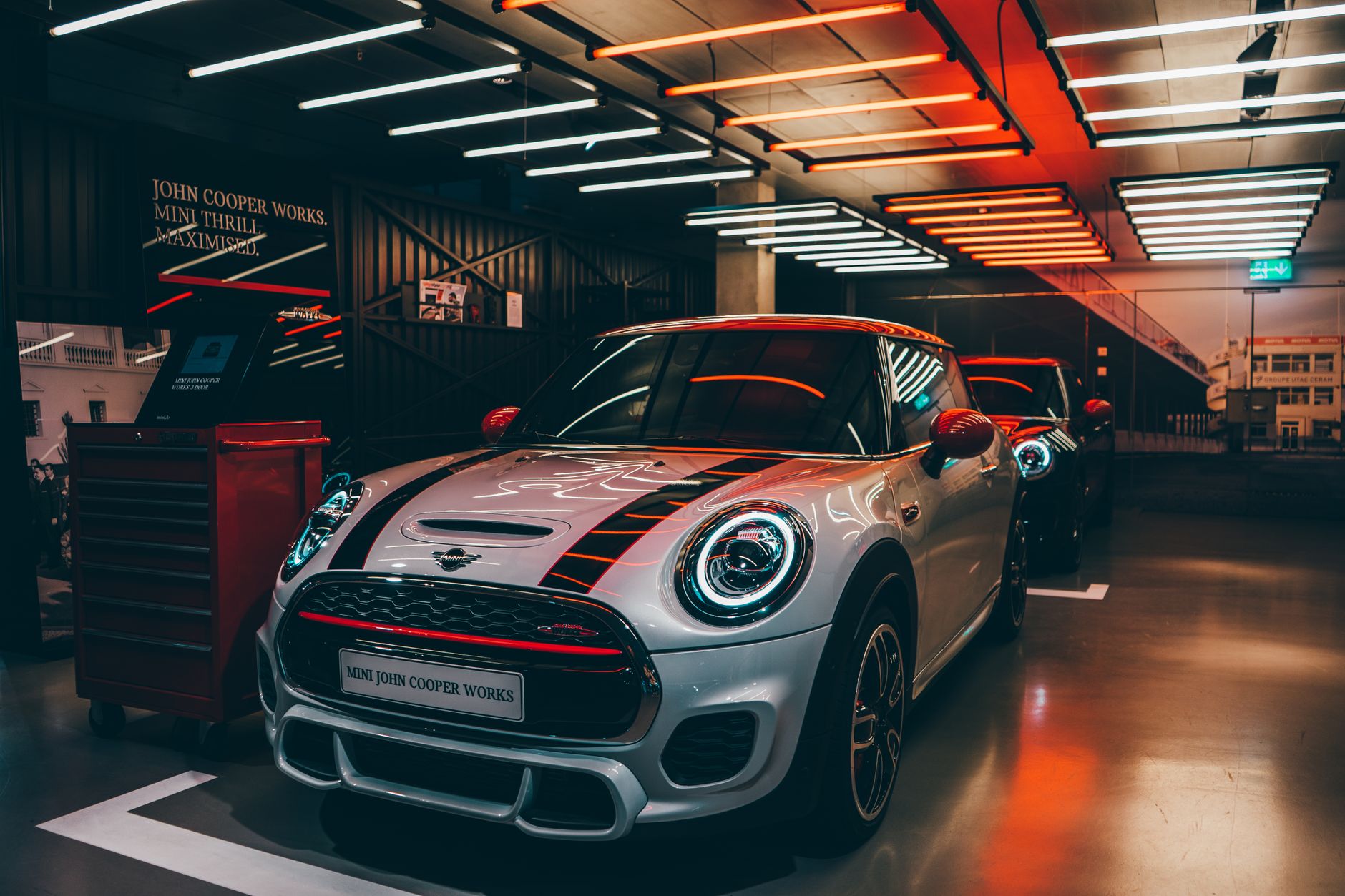 Carro popular usado em exposição na Stilo Veículos