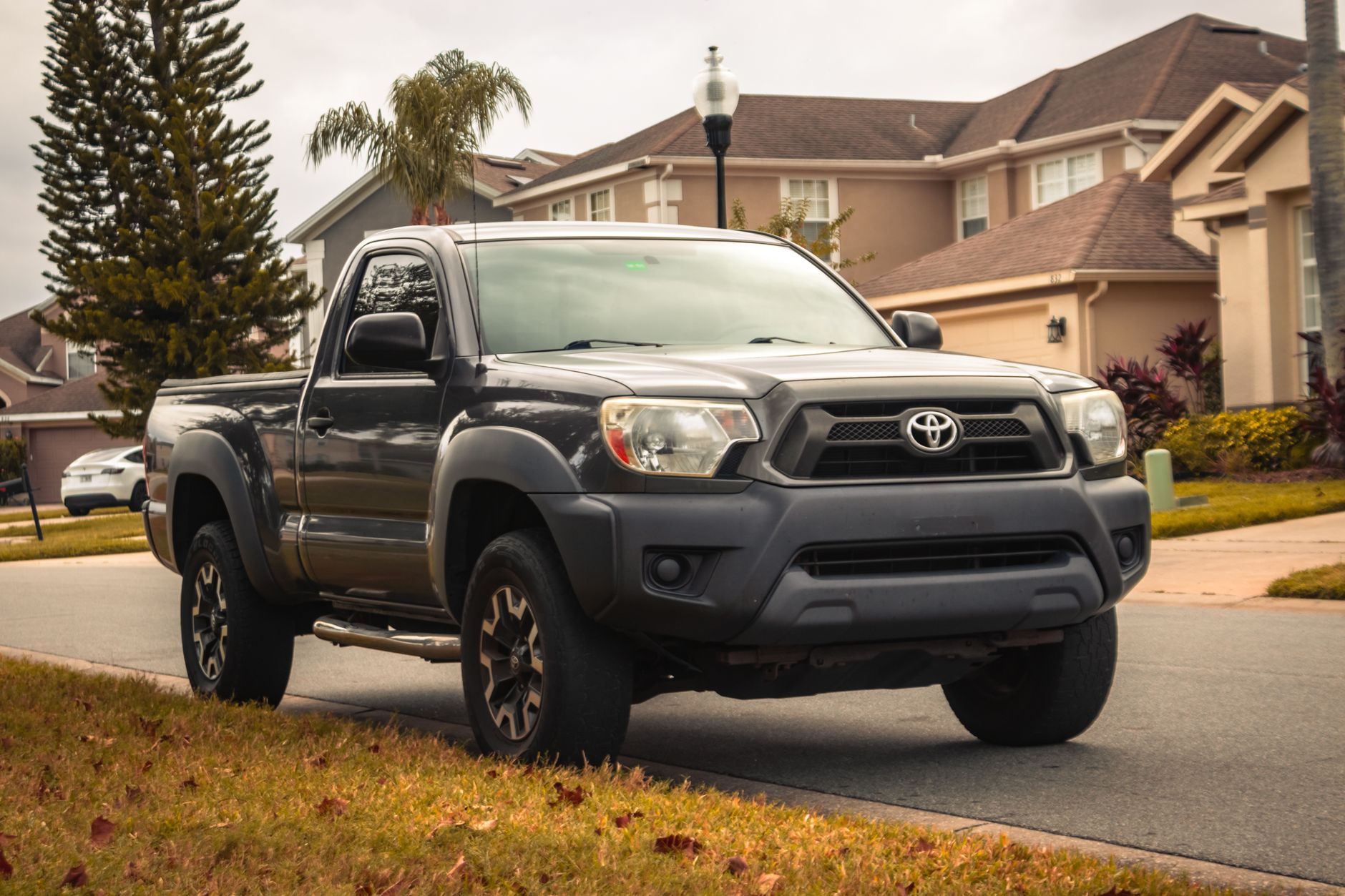 Toyota Hilux estacionada em fazenda na região de Rio Preto