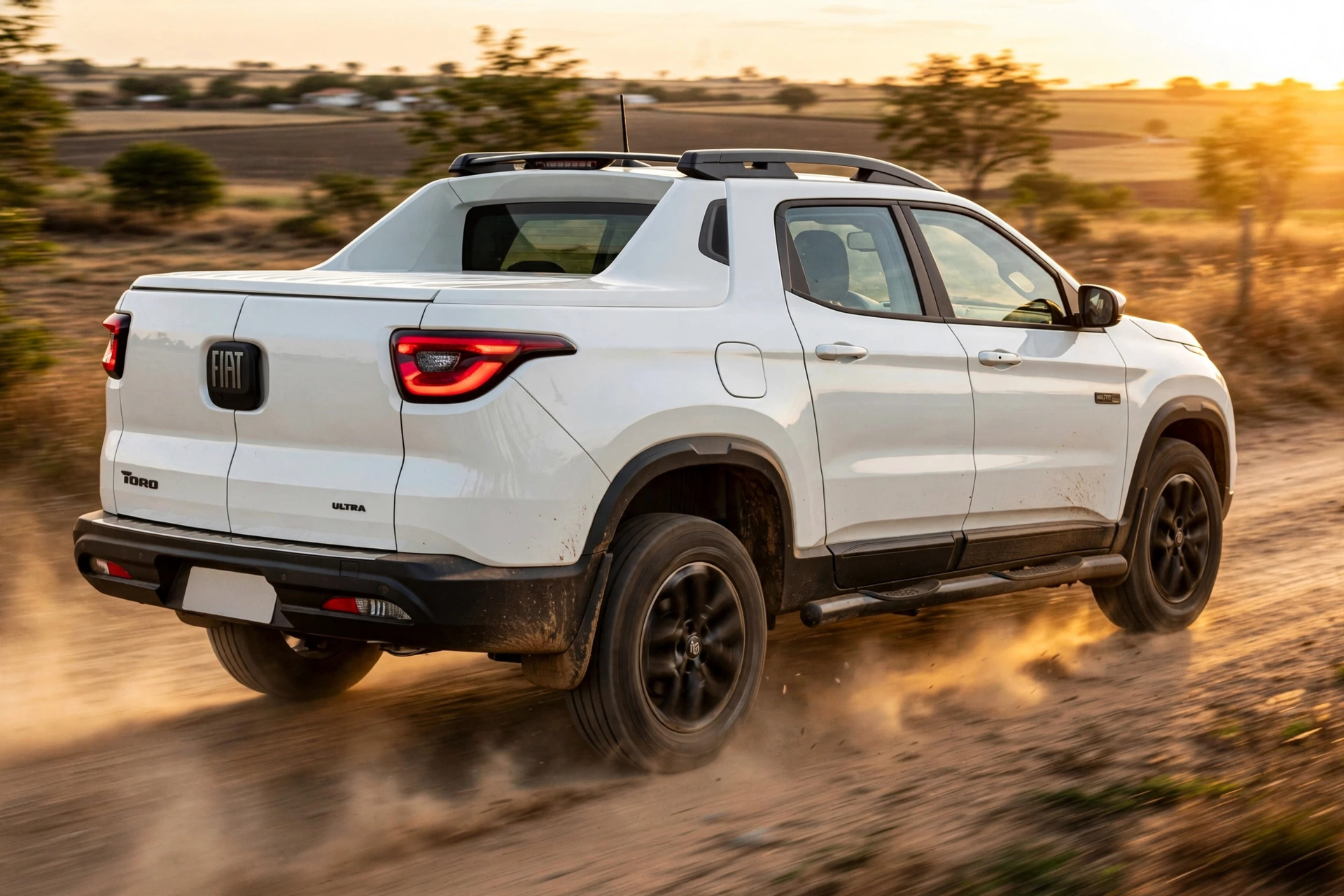 Fiat Toro branca em estrada de terra em Nova Granada