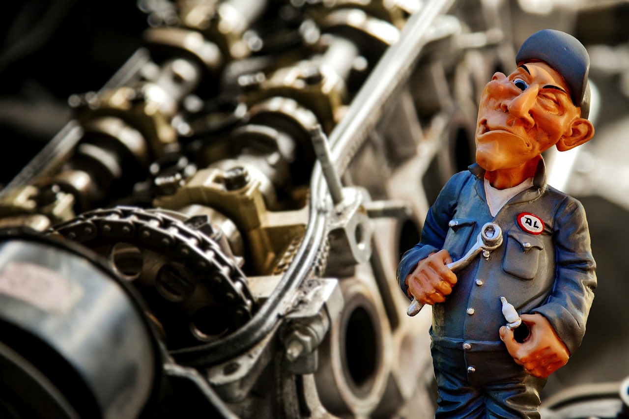 Mecânico inspecionando motor de carro em oficina