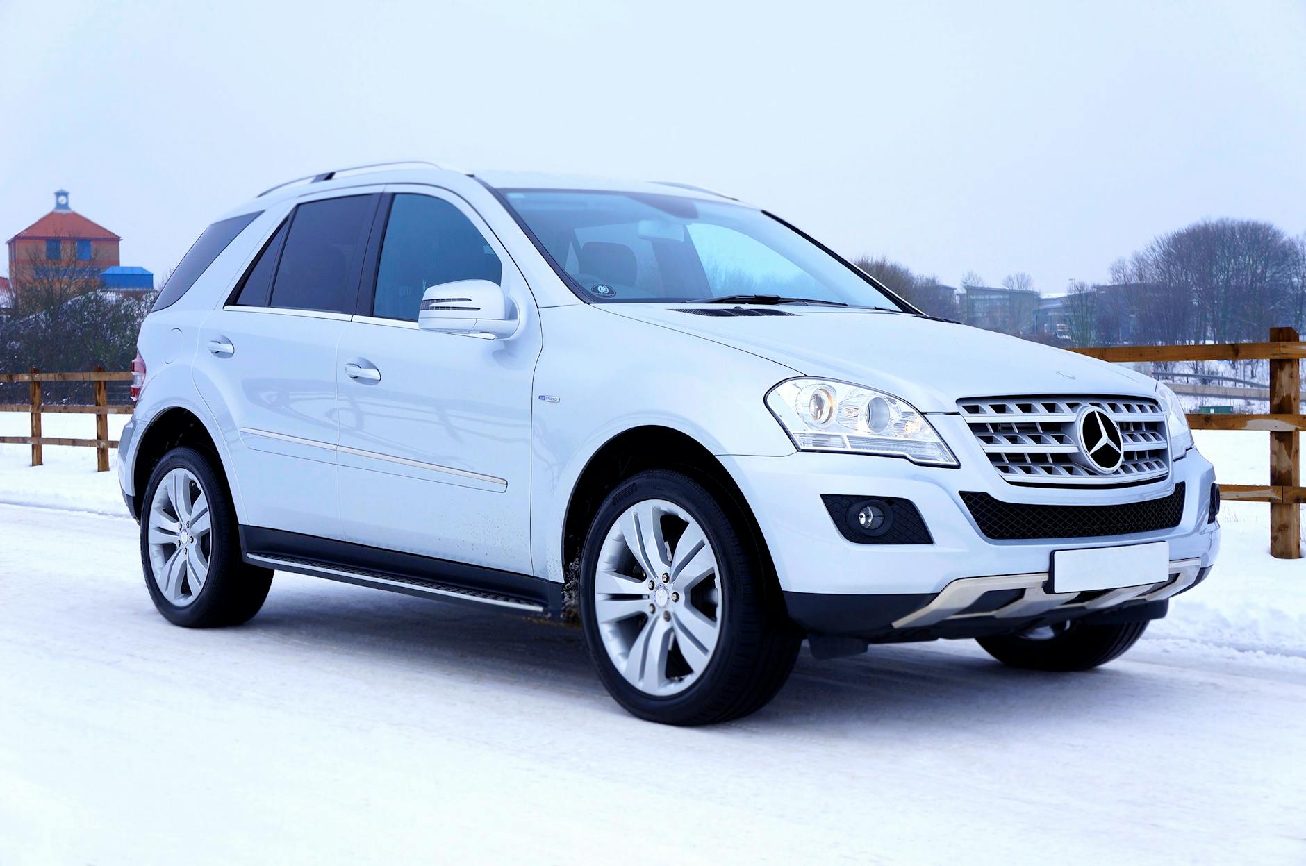 Comprador fazendo test drive em SUV usado revisado
