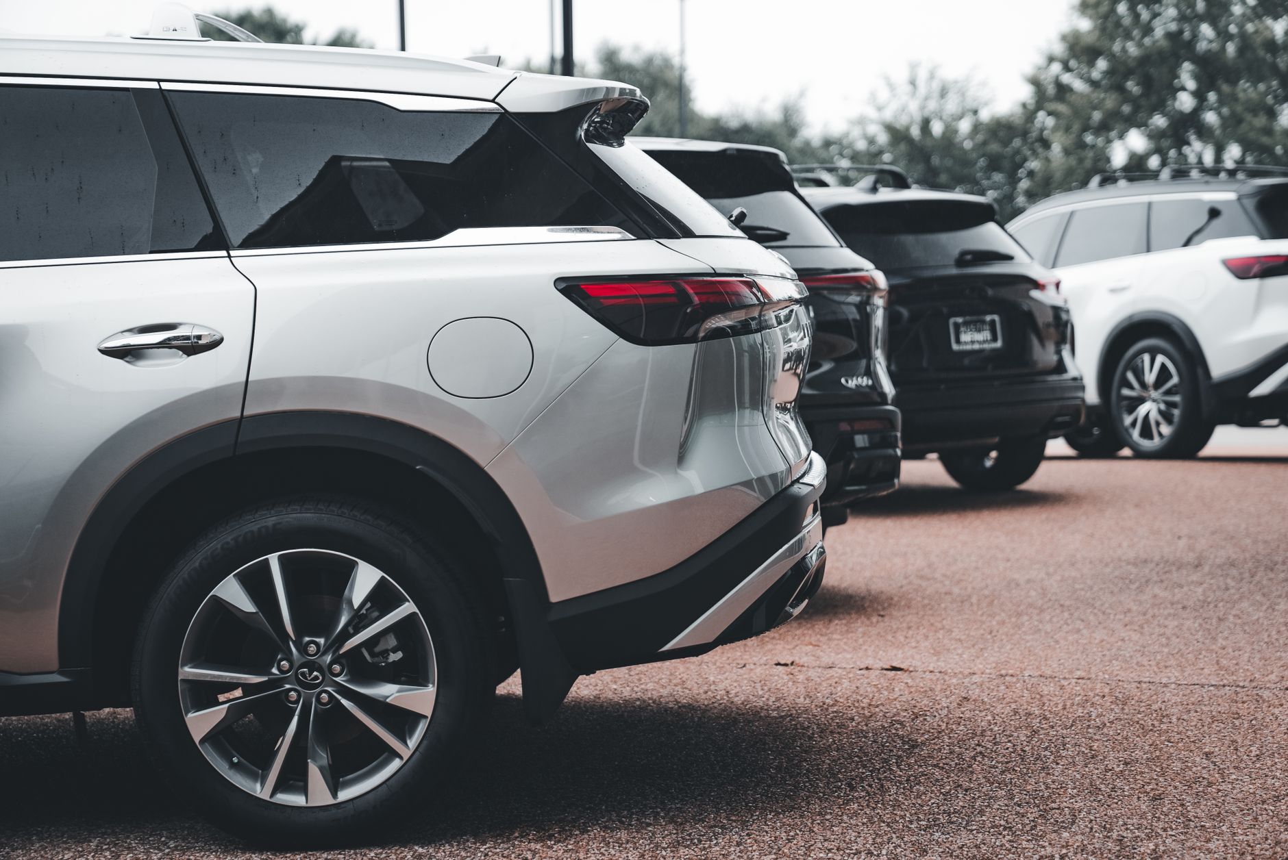 SUVs seminovos expostos na concessionária Stilo Veículos