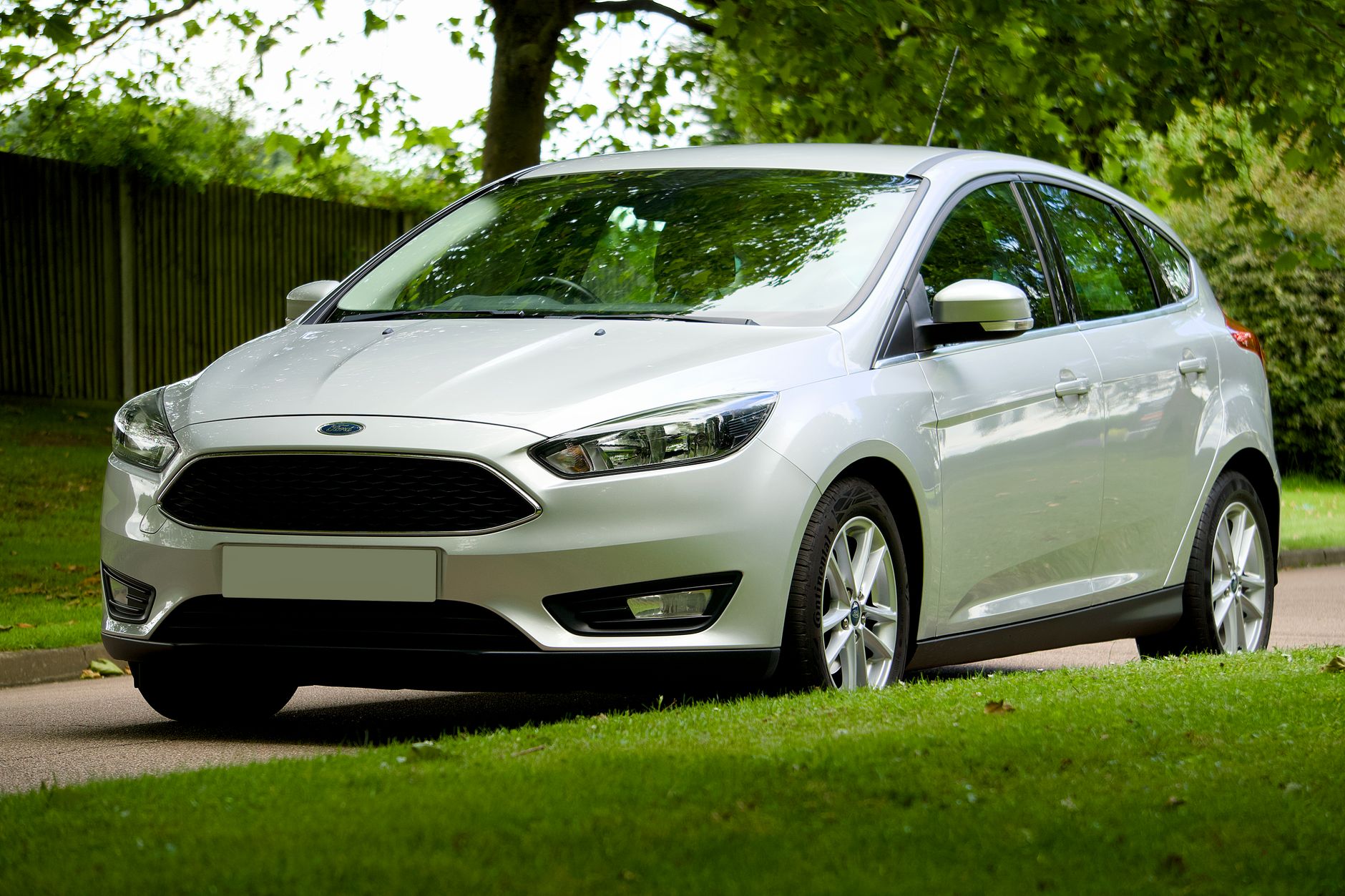 Ford Ka estacionado em área urbana de Rio Preto