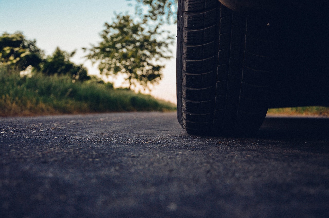 Família viajando de carro em estrada brasileira