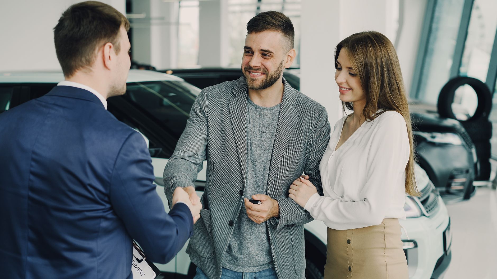 Cliente assinando contrato de financiamento de carro